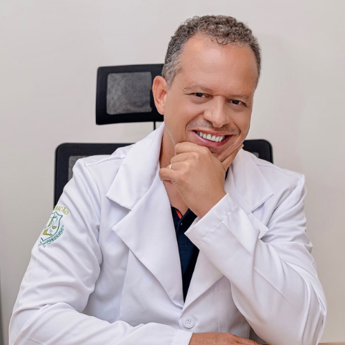 Richardson Marcolino, nutricionista, sorridente de jaleco branco